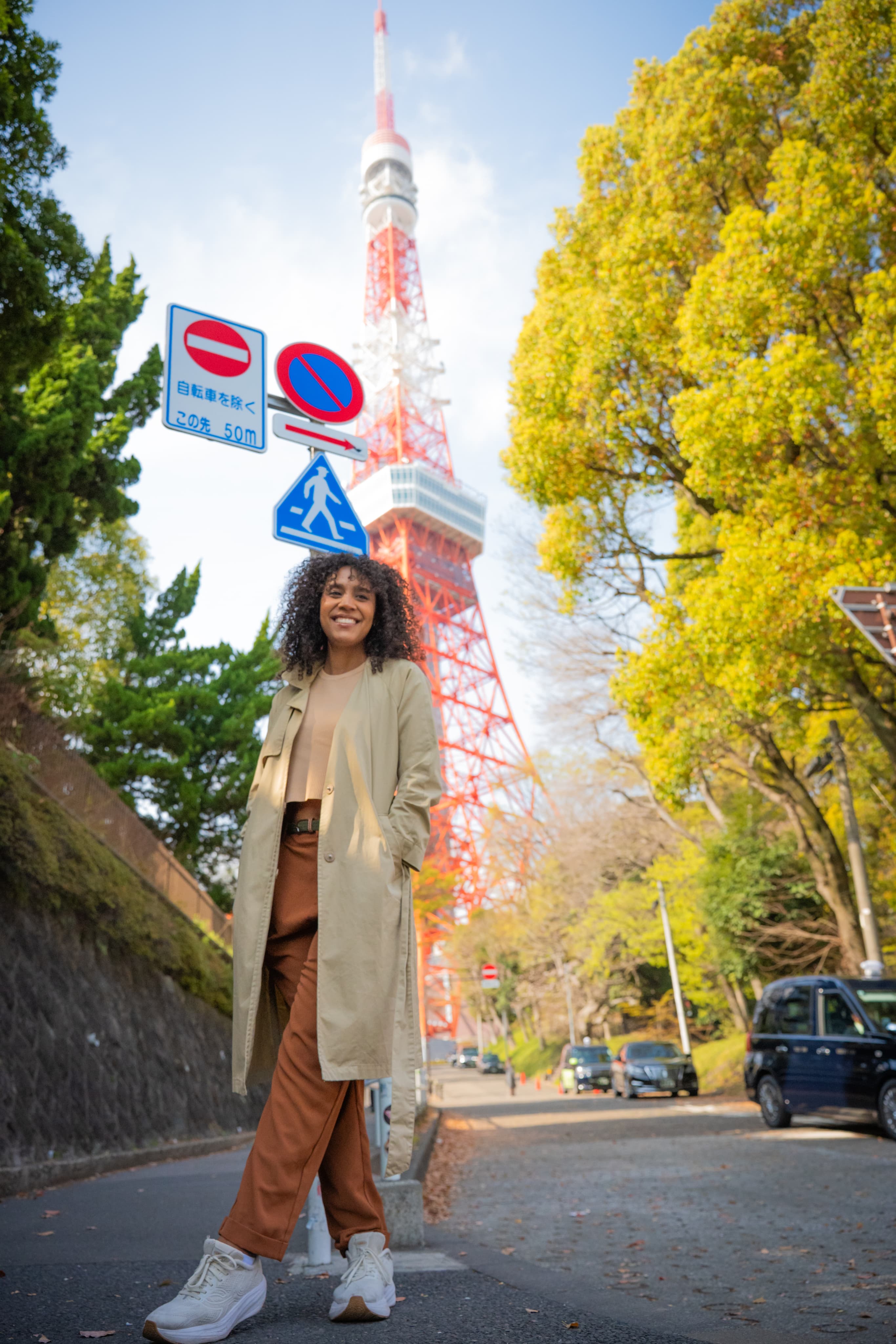 Estudante em Tóquio em frente à Tokyo Tower